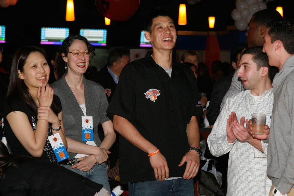 高清组图:林书豪参加保龄球赛引围观-林书豪,保