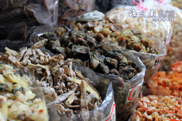 (6)章鱼干:体形完全色泽鲜明,肥大爪粗、体色柿红带粉白,有香味,干爽淡口。 在干货市场的外圈,还有很多海南特产专卖店。 南国,春光等品牌特产品种齐全,而且价格便宜不少。 真是可以,热带水果,海鲜干货,特产小吃一站购全呀! 在我们坐车离开水果市场的时候,距离水果市场很近的路口,还有一个手工艺品市场,大大小小的摊位有几十家,据说那些景点商店里面卖的东西全部都在这里进货的,非常给力! 只可惜我们大箱小箱的水果和干货已经装满车上,没法继续逛了。。。 建议有去这边才够的朋友,可以先来手