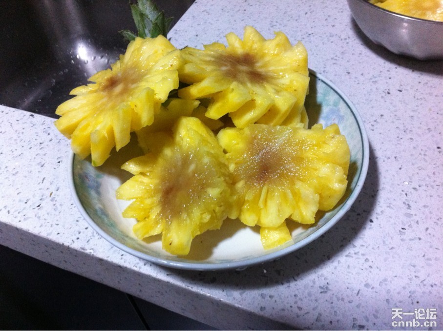 三江超市买的菠萝竟内部发黑 商家承诺可以换