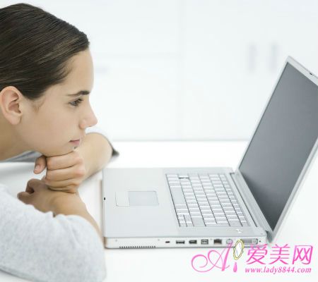 8个坏姿势毁了你的身体 低头玩手机毁颈椎-颈