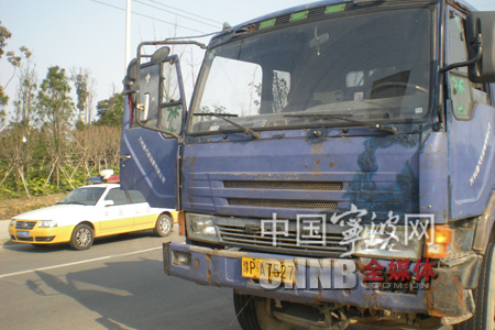 司机怀揣5本假营运证开货车 有一本还是人工编