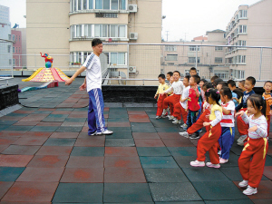 专职的招不到或留不住 兼职男幼师被幼儿园争