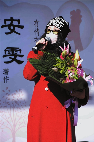 安雯面部过敏戴口罩哽咽登台 醉酒含泪出新书
