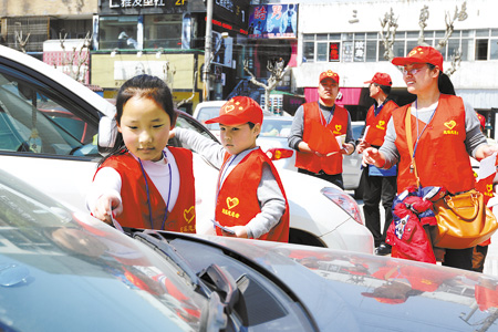 40名慈溪市民走上街头体验文明交通志愿服务