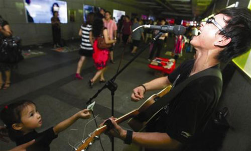 揭秘 草根歌手 生存现状 李玉刚三首歌收60万(图