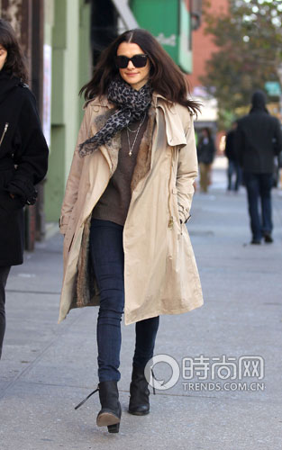 明星都是风衣控裸腿穿最时尚