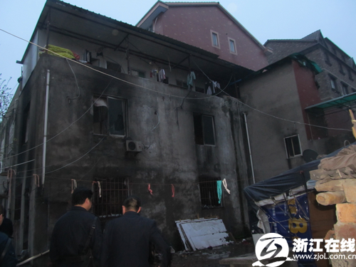 杭州一制衣厂起火员工跳楼逃生 致1人死亡多人