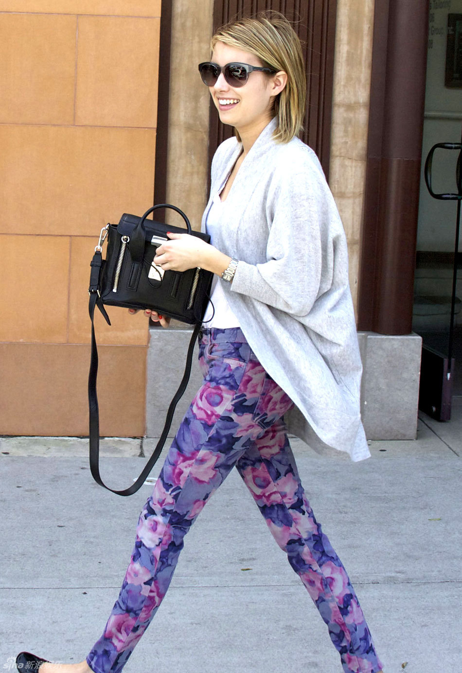 高清图:艾玛-罗伯兹街拍<em>开衫毛衣搭配</em>花<em>裤子</em>-艾