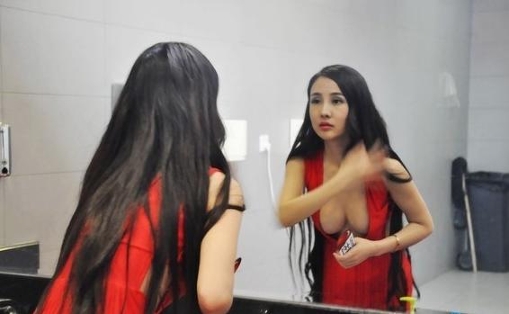 干露露真空上阵秀性感八字奶双峰呼之欲出-干