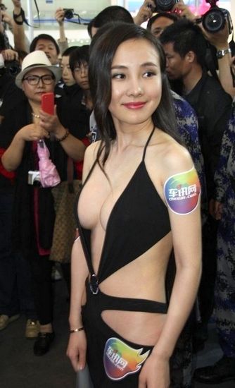 组图:干露露北京车展 喷血露点秀八字奶肉搏众