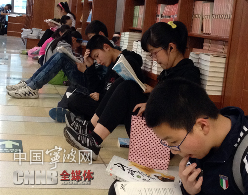 许多市民到宁波假日书市淘书 中国宁波网4月30日讯(记者...