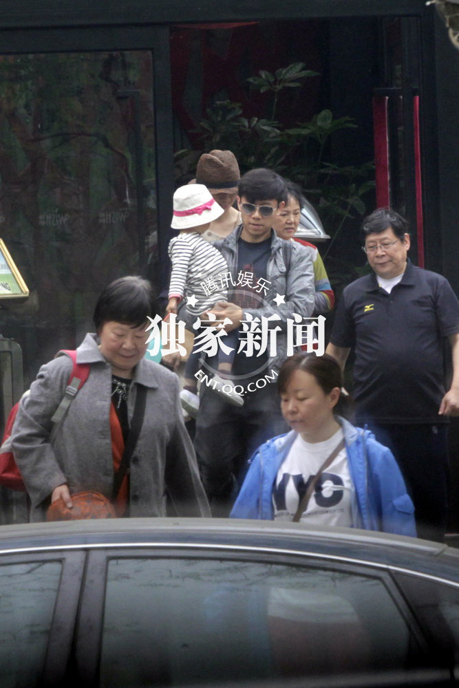 高清组图:夏雨袁泉夫妇携全家人外出就餐 女儿首次曝光