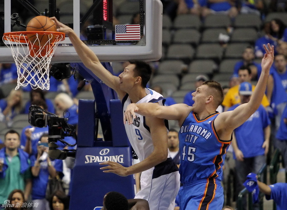 高清组图:[季后赛]雷霆95-79小牛 易建联单手暴