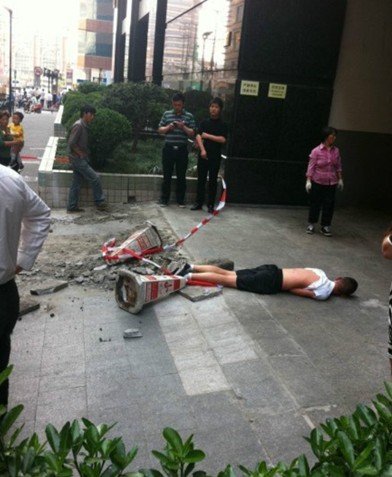 上海南京东路六合路口多人斗殴 两男子受伤(图)