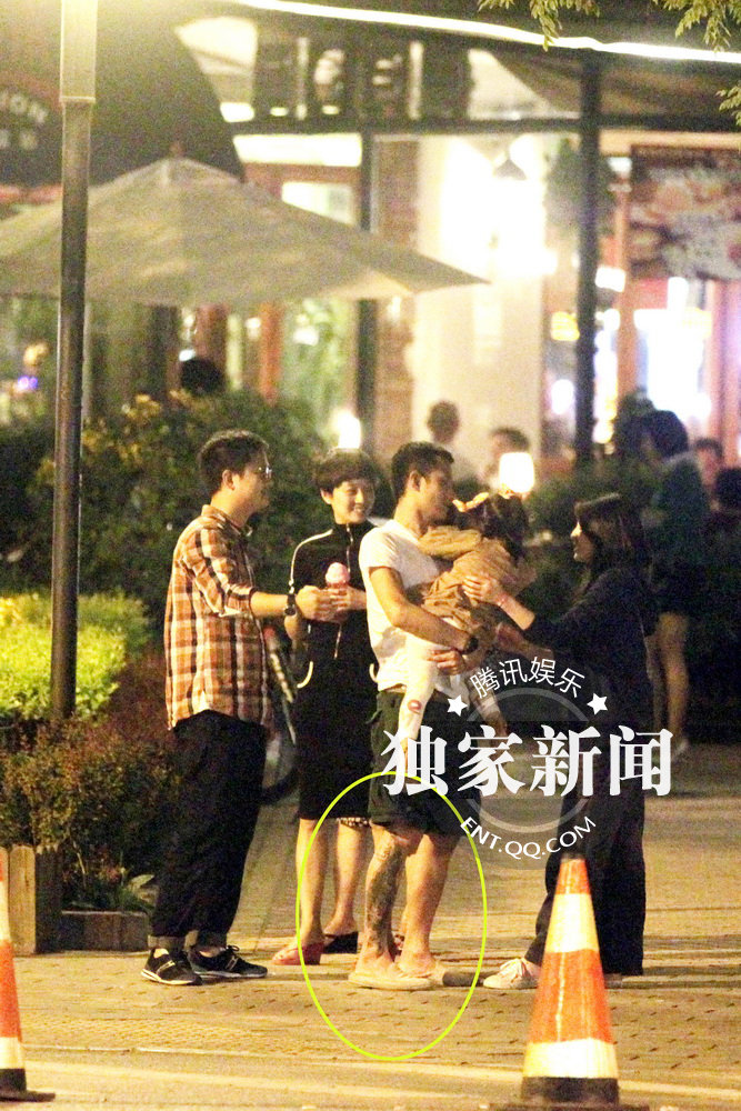 高清图:<em>文章</em>携全家会友<em>脚</em>上纹身曝光 喝高搭女