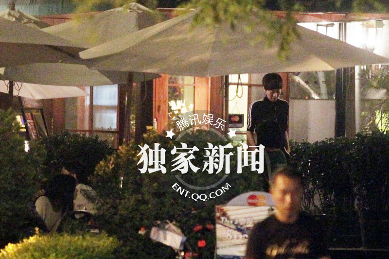 高清图:<em>文章</em>携全家会友<em>脚</em>上纹身曝光 喝高搭女