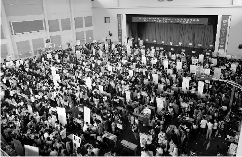 杭州暑期实习岗位推荐会人头攒动 为找工作攒