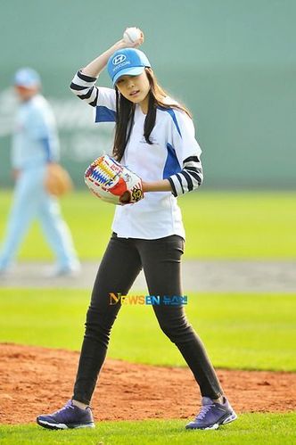 金妍儿学打棒球 长发披肩似邻家女孩(组图)-女