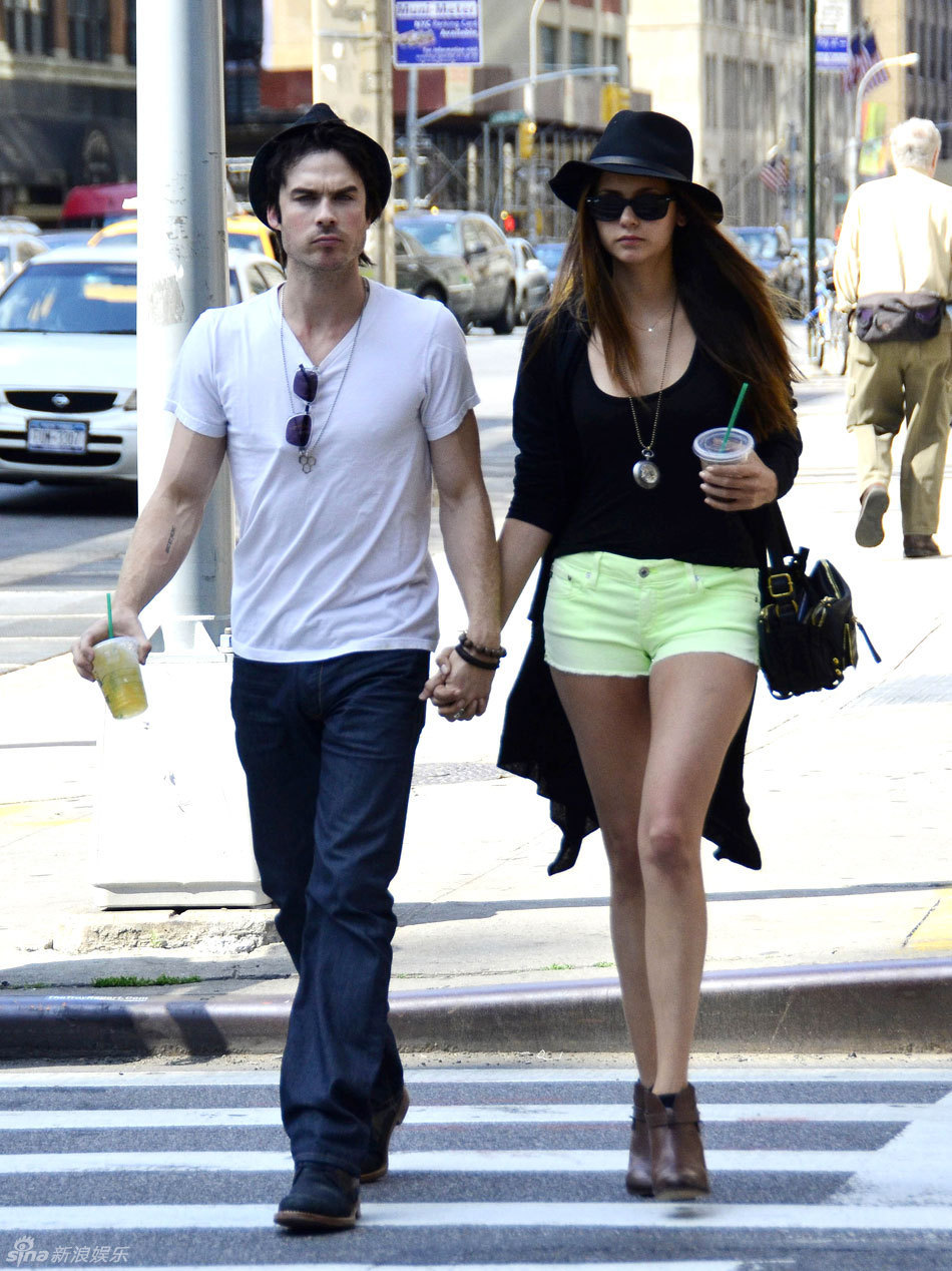 组图:《吸血鬼日记》情侣妮娜和伊恩甜蜜牵手-吸血鬼日记,妮娜,伊恩-中国宁波网-新闻中心