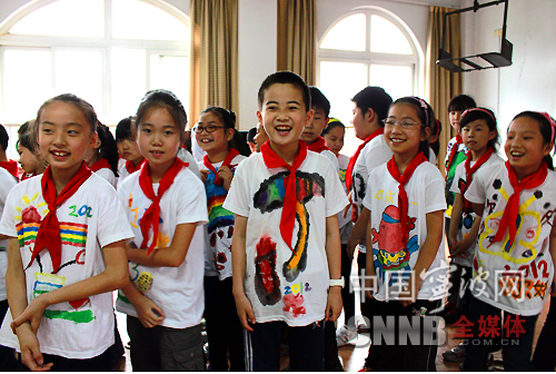 小学生自制文化衫、笑脸墙庆祝儿童节-儿童节