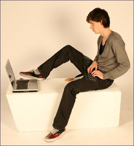 荷兰发明计算机牛仔裤 边走边控制电脑-usb设