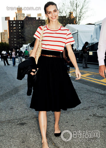 学明星穿百褶裙演绎少女情怀