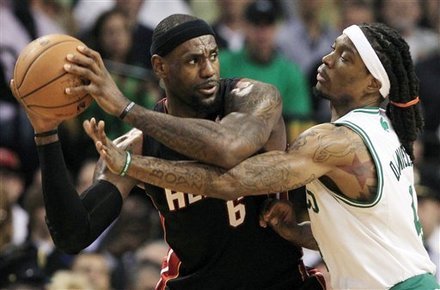 詹姆斯季后赛得分破3000 超科比变最年轻先生