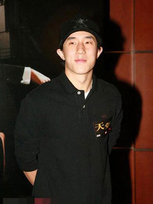 房祖名开娱乐公司做老板 最想签约爸爸成龙当