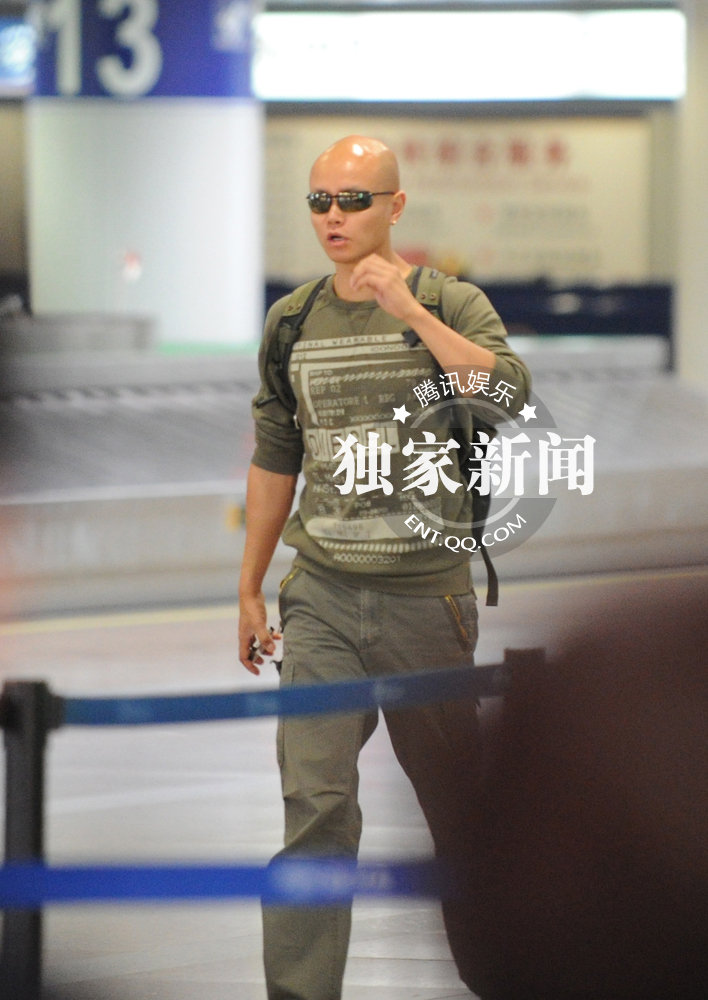 乐嘉为跳槽赶场宣传 神秘美女相伴左右(高清组