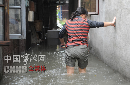 连续降雨导致江北盛家村积水 庄桥街道积极抢