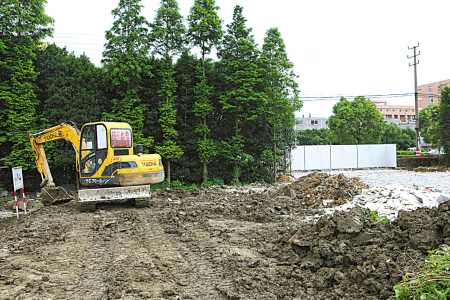 宁大科院边上近30亩土地被擅自出租改建停车场