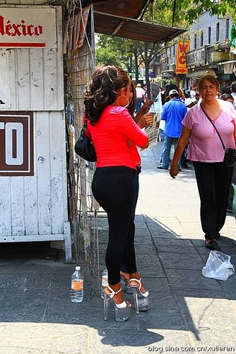 墨西哥市井百态:看站街女的标配(图)-站街女,