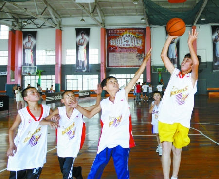 来自新疆的孩子在八一富邦篮球公园玩