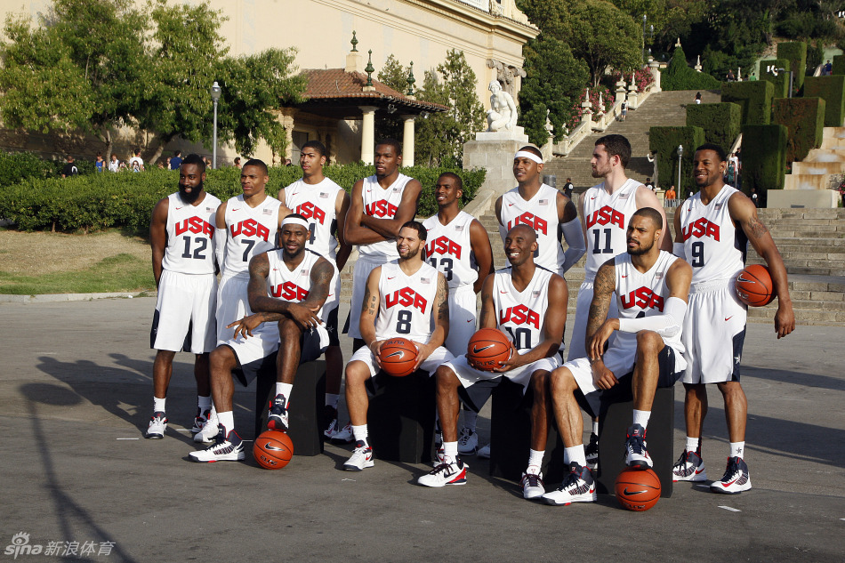 高清图:美国男篮梦之队西班牙拍摄全家福-梦之
