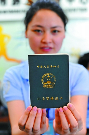 一个教练教20个孩子 暑期游泳培训班火爆却存隐患