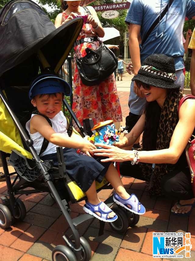 组图:lucas坐婴儿车庆5岁生日 张柏芝携子逛游乐场