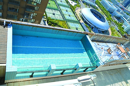 学府一号小区:33层楼顶平台居民自建游泳池
