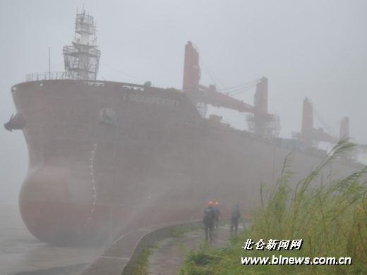 漂流30海里 舟山一万吨级巨轮停靠到了梅山碑