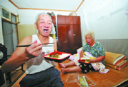 白鹤街道为100多户群众送晚餐