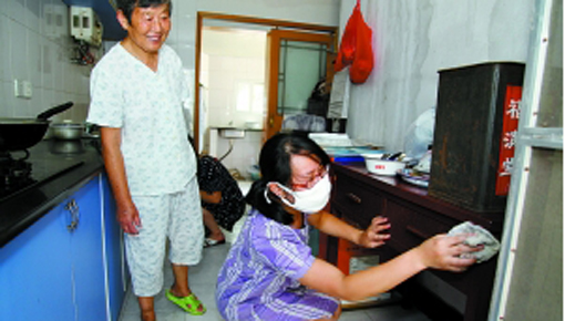 长时间泡水 社工脚烂了