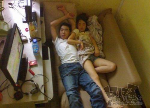 网吧通宵女友遭非礼 男友专注<em>游戏</em>浑然不知-男