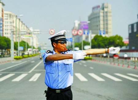 北仑区明州路新大路路口,交警顶着烈日在指挥交通. 章红勇/摄