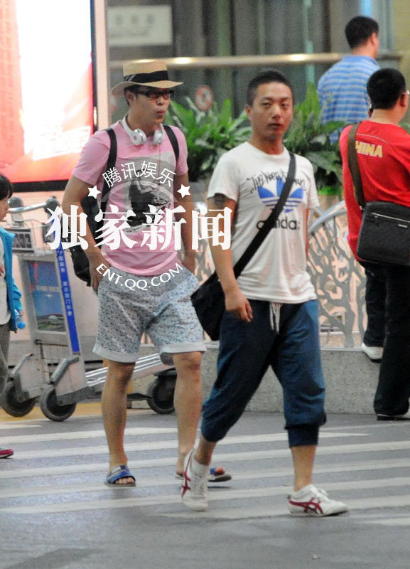 小沈阳潮装现身 边走边吹口哨颇为滑稽-吹口哨