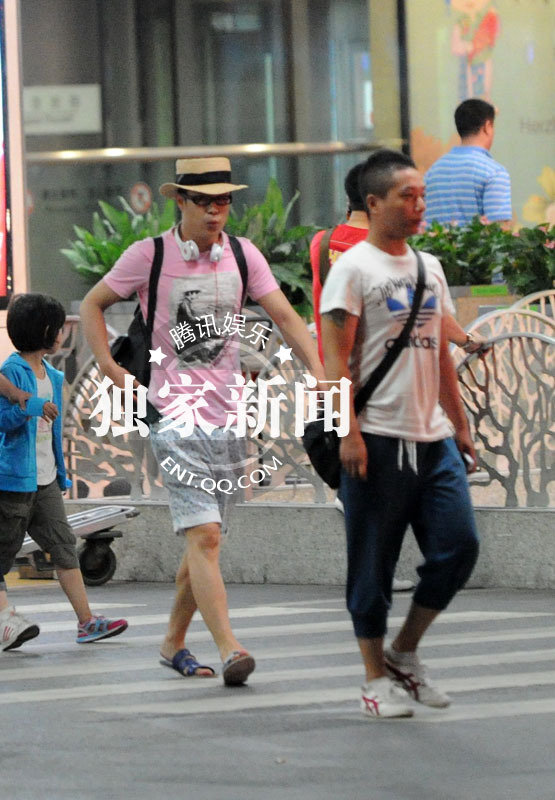 小沈阳潮装现身 边走边吹口哨颇为滑稽-吹口哨