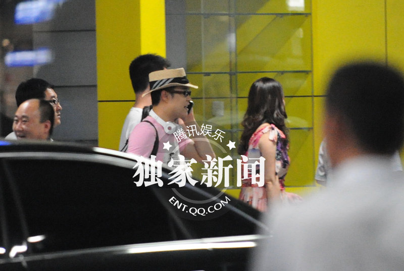 小沈阳潮装现身 边走边吹口哨颇为滑稽-吹口哨