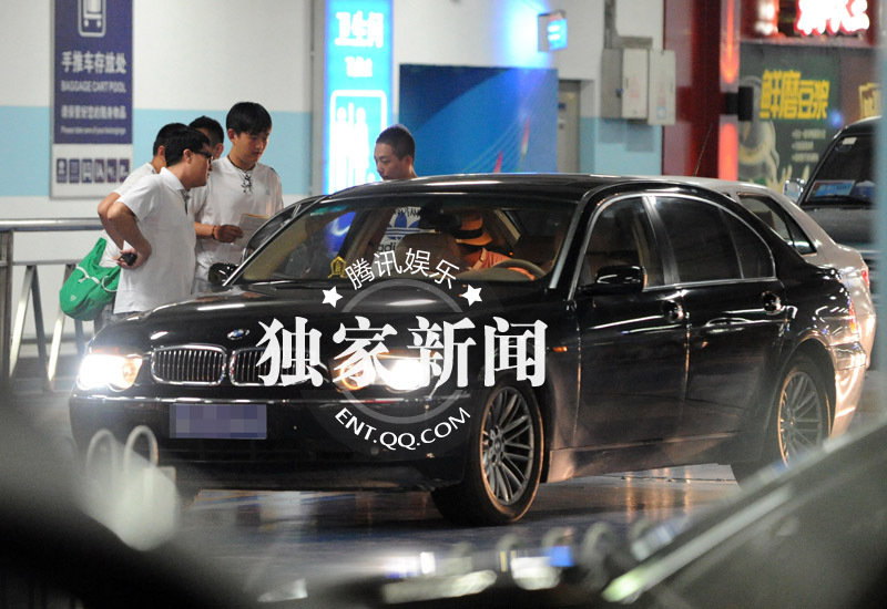 小沈阳潮装现身 边走边吹口哨颇为滑稽-吹口哨