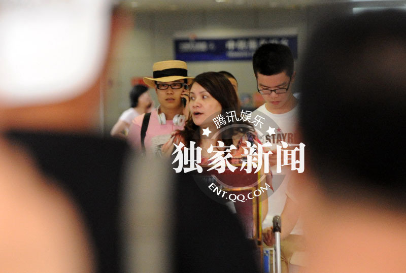 小沈阳潮装现身 边走边吹口哨颇为滑稽-吹口哨