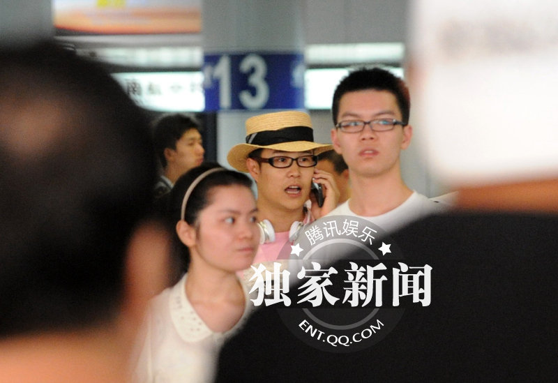 小沈阳潮装现身 边走边吹口哨颇为滑稽-吹口哨