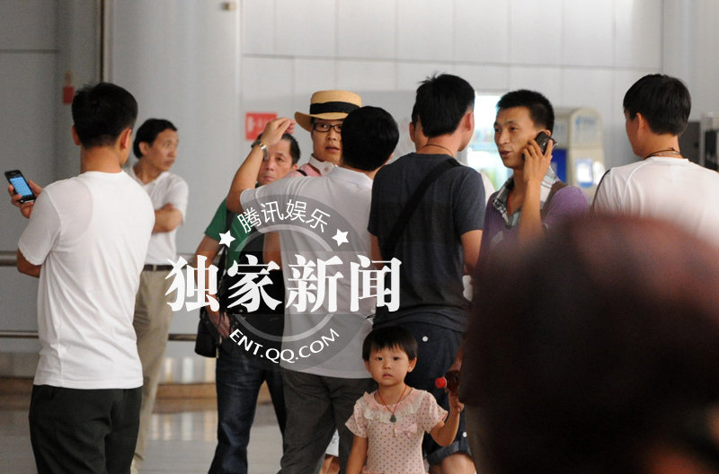 小沈阳潮装现身 边走边吹口哨颇为滑稽-吹口哨