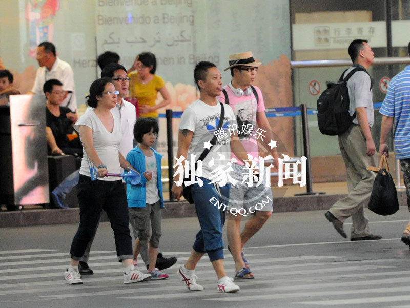 小沈阳潮装现身 边走边吹口哨颇为滑稽-吹口哨